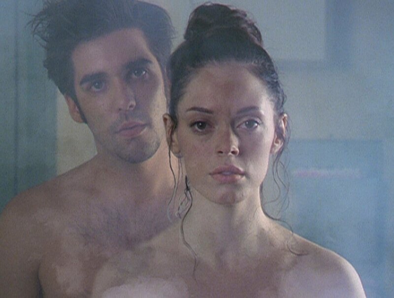 Um Paige (Rose McGowan , r.) zu einer schlechten Tat anzustiften, nimmt die Quelle des Bösen die Gestalt von Shane (Jordan Bridges, l.) an … – Bild: Paramount Pictures