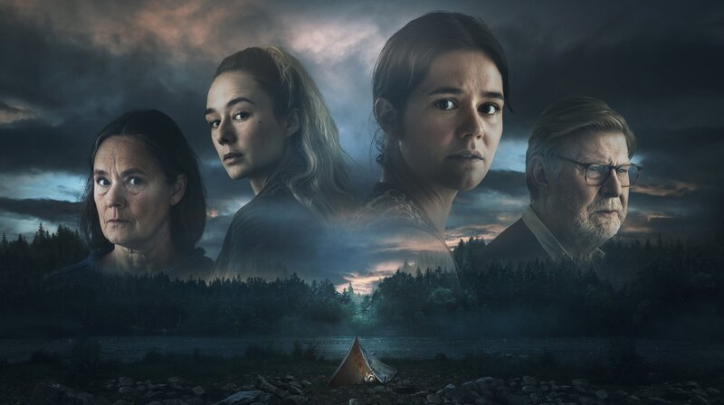 KeyVisual – Von links nach rechts: Annie Raft 1991 (Pernilla August), Mia Raft 1991 (Alba August), Annie Raft 1973 ( Asta Kamma August) und Birger Torbjörnsson 1991 (Rolf Lassgård) – Bild: ARD Degeto/​SVT 2021/​Johan Paulin