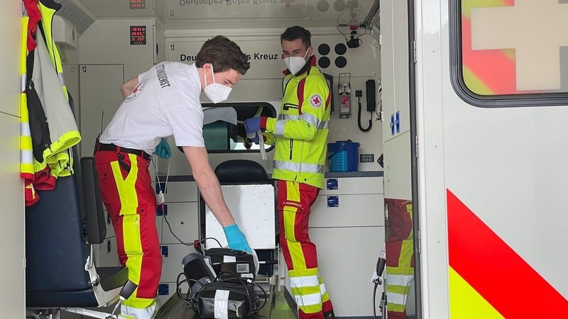 Junge Sanitäter in der Ausbildung – Bild: RTLZWEI