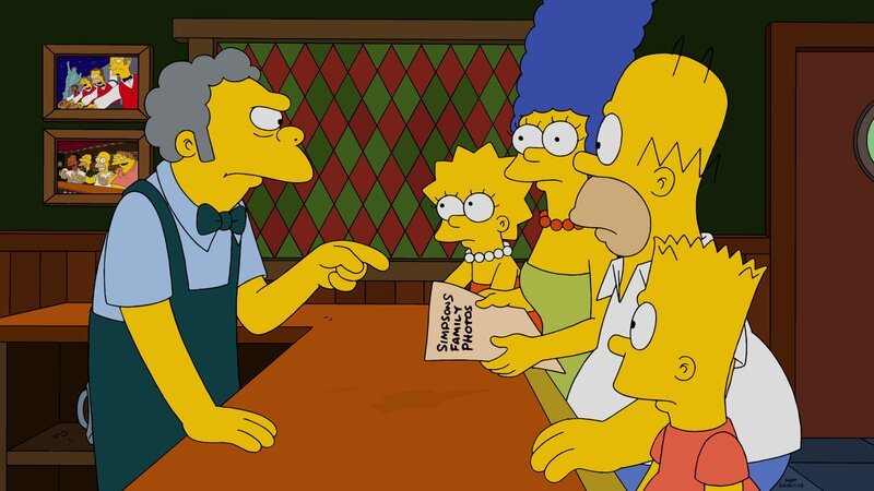Die Entdeckung, die Homer in seiner Jackentasche macht, kann nur Moe leserlich machen. Marge, Lisa und Bart sehen zum ersten Mal Fotos, die zeigen, wie sehr Bart Lisa geärgert hat … – Bild: Twentieth Century Fox Film Corporation