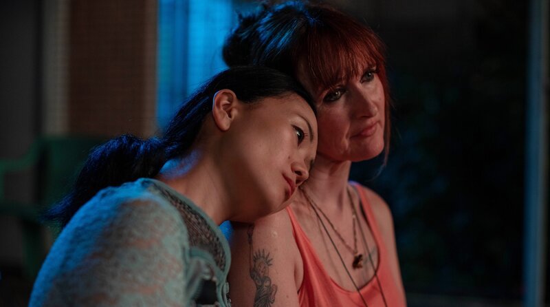 Der Zusammenhalt von Jenny (Yvonne Yung Hee Bormann, li.) und ihrer Mitarbeiterin Lulu (Deborah Kaufmann, re.) wird auf die Probe gestellt. – Bild: ARD Degeto Fim/​UFA Fiction GmbH/​Oliver Vaccaro