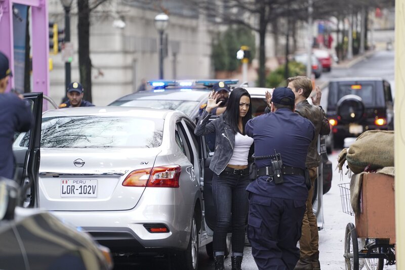 Die Spur eines getöteten CIA-Agenten führt Riley (Tristin Mays, l.) und MacGyver (Lucas Till, r.) zu einem Fälscherring nach Peru – doch dort stoßen sie auf ungeahnte Hindernisse … – Bild: CBS Broadcasting, Inc.