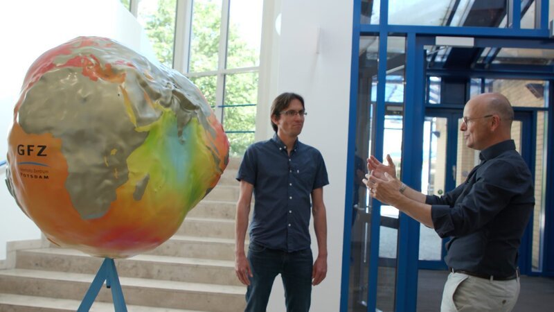 Dr. Henryk Dobslaw (links) beschäftigt sich am GeoForschungsZentrum (GFZ) mit Erdsystemmodellierung. – Bild: BR/​Maximilian Schecker