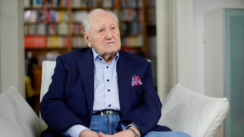 Innenminister AD Karl Blecha beim Interview für die Dokumentation „Im Schatten der RAF. Linker Terror in Österreich“. – Bild: ORF/​Martin Gerhartl