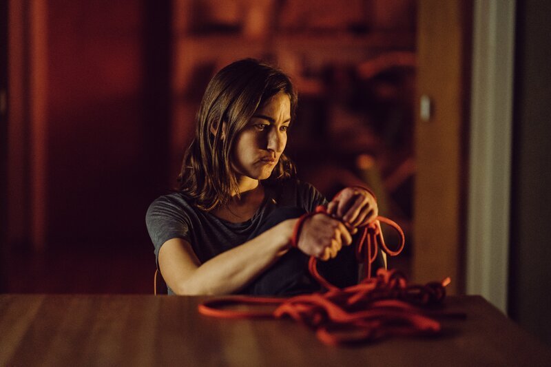 Frederike (Marie Leuenberger) kann nicht schlafen und knüpft deshalb japanische Knoten. – Bild: Hendrik Heiden /​ BR, ARD Degeto, Hager Moss Film GmbH
