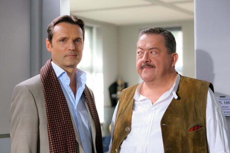 Uwe König (Otto Strecker, l.) gerät bei Kommissar Hofer (Joseph Hannesschläger, r.) unter Verdacht. – Bild: ZDF und Christian A. Rieger