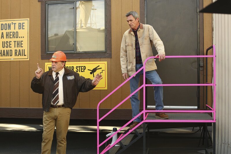 Kann und will Tom (Brian Howe, l.) Mike (Neil Flynn, r.) beistehen, als diesem bei der Arbeit etwas Peinliches passiert? – Bild: Warner Bros.