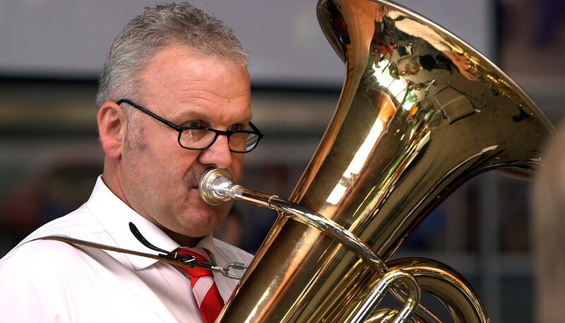 Bernard Fischer, Betriebsrat, spielt Tuba in der Grimme-Band. – Bild: NDR/​ECO Media