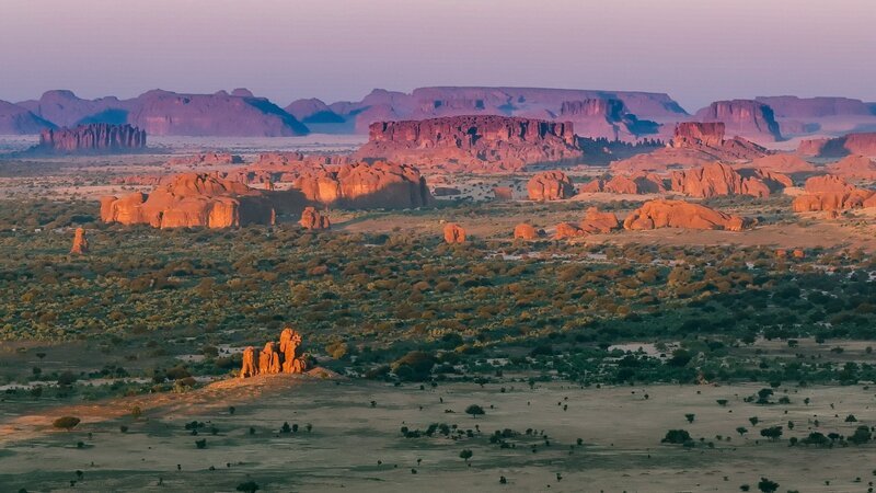 Eine grüne Oase im Ennedi Plateau – Tschad. – Bild: ORF/​k22film GmbH/​Boas Schwarz