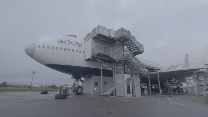 Für den Umbau der Boeing 747 wurden 450 Sitze entfernt. – Bild: ZDF und Cable News Network and Zero Point Zero