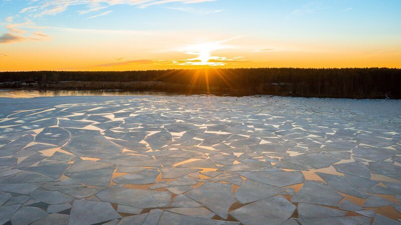 Die Sonne taucht in Estland Eisschollen auf der Ostsee in ein magisches Licht. – Bild: NDR/​Martina Andrés/​Doclights Naturfilm