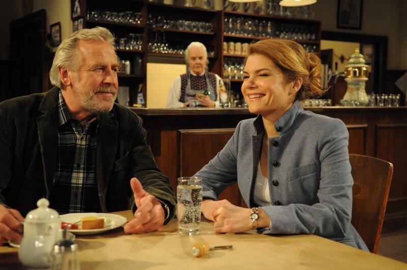 Uschi bespricht mit Martin ihre Zukunft in der Brauerei. Von links: Martin Kirchleitner (Hermann Giefer), Theresa Brunner (Ursula Erber) und Uschi Guggenmoser (Silke Popp). – Bild: BR/​Jo Bischoff