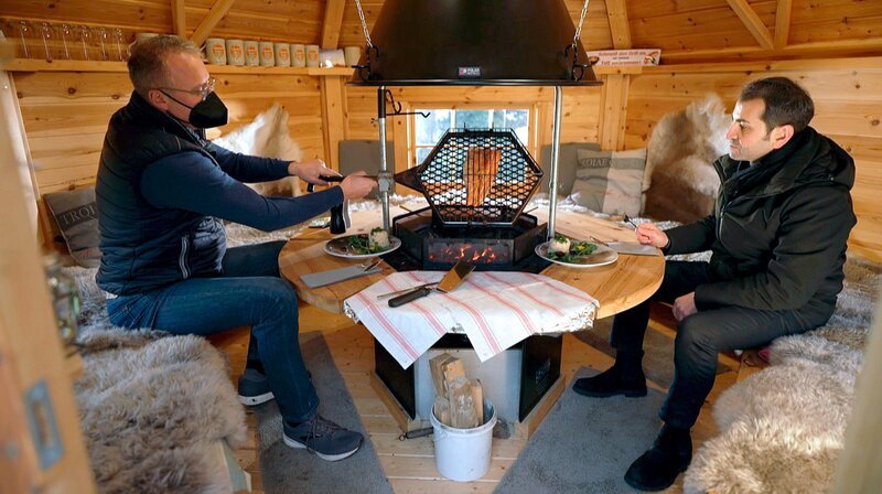 Norbert Dautzenberg (li.) und Profi-Koch Ali Güngörmüs in der Grillkota, einer skandinavischen Grillhütte. – Bild: HR
