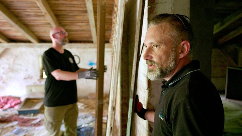 Andre Meik Hahnel (rechts) und sein Mann Marco haben ein Gutshaus auf Probe gepachtet. – Bild: NDR