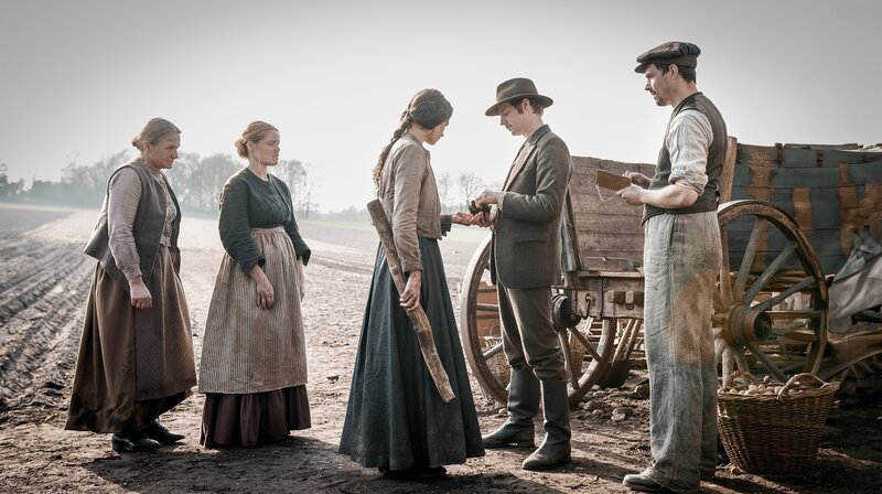 Schwarzes Gold – Episode 1: Quelle Schikaniert Johanna Lambert (Harriet Herbig-Matten): Landbesitzer Walter Schröter (Merlin Sandmeyer). – Bild: NDR/​Boris Laewen /​ NDR Presse und Information