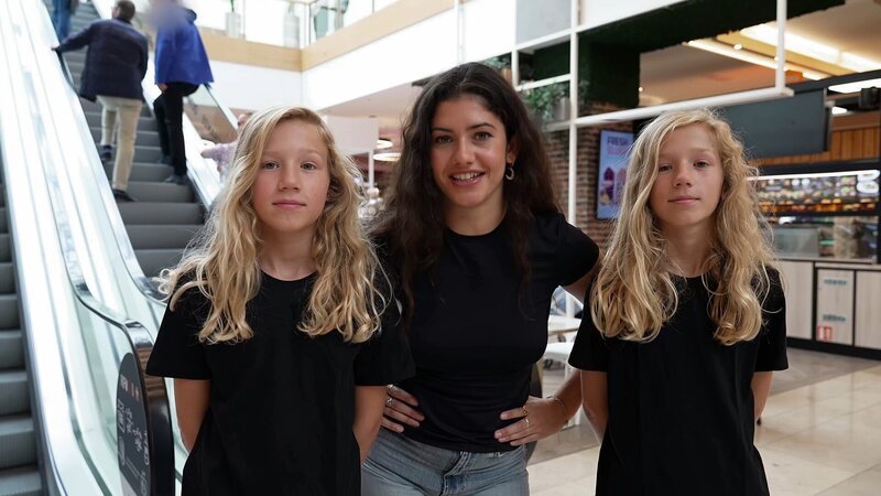 Prank-Komplizin Jeannie Wagner ist mit den eineiigen Zwillingen Vin und Lex im Einkaufszentrum unterwegs, um unwissende Passanten mit einem Trick reinzulegen. – Bild: Contentladen /​ ZDF