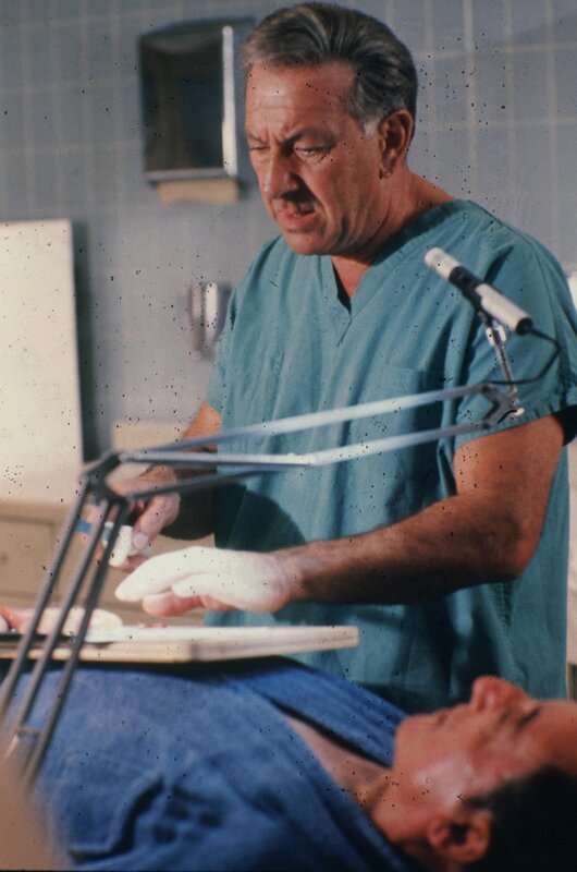 Dr. Matthews besetzt neuerdings im Pratt-Hospital freie Stellen auch mit farbigen Ärzten. Als einer von diesen plötzlich und unerklärlich einen Patienten verliert, wird Quincy (Jack Klugman) eingeschaltet. Doch der findet keine plausible Erklärung für den Tod des Patienten … – Bild: Turner /​ (c) Universal Studios