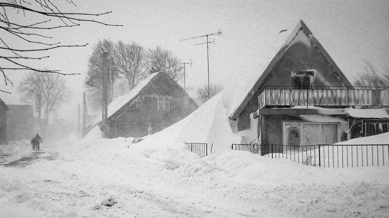 MDR DOK: SECHS TAGE EISZEIT – DER KATASTROPHENWINTER 1978/​79, Originalaufnahme vom Katastrophenwinter 1978/​79 auf Rügen Überall türmte sich der Schnee. – Bild: MDR/​Saxonia Entertainment/​Egon Nehls