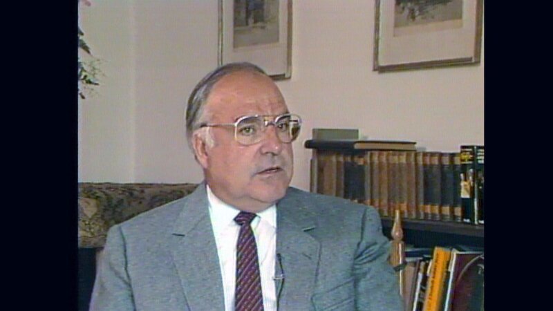 Deutscher Bundeskanzler Helmut Kohl äußert sich zum Weinskandal. – Bild: ORF /​ KURT MAYER Film