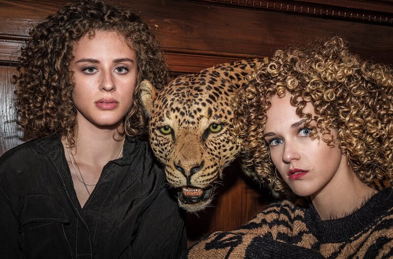 Michaela Heckerl (Nadine Kösters, r.), die Tochter des Ermordeten Großwildjägers mit ihrer Freundin Sandra (Rosalie Schlagheck, l.). – Bild: „Bild: ARD/​Raymond Roemke (S2+). ARD-Programmdirektion/​Bildredaktion