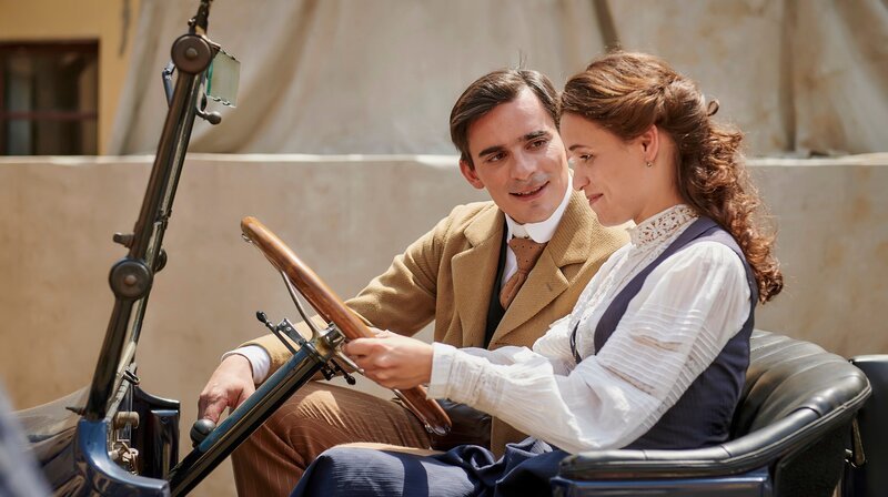 Der charmante Philipp (Hannes Wegener) verliebt sich in die selbstbewusste Ottilie (Kristin Suckow). – Bild: ARD Degeto/​Martin Spelda