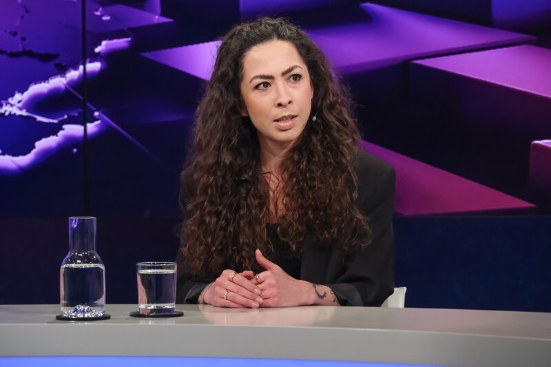 Zu Gast bei Moderatorin Sandra Maischberger: Anna Schneider (Die Welt). – Bild: WDR/​Oliver Ziebe