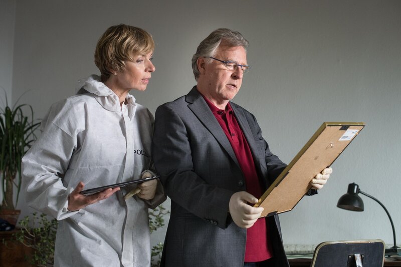 Prof. Dr. Sabine Rossi (Anna Stieblich, r.); Hajo Trautzschke (Andreas Schmidt-Schaller, r.) – Bild: ZDF /​ Uwe Frauendorf