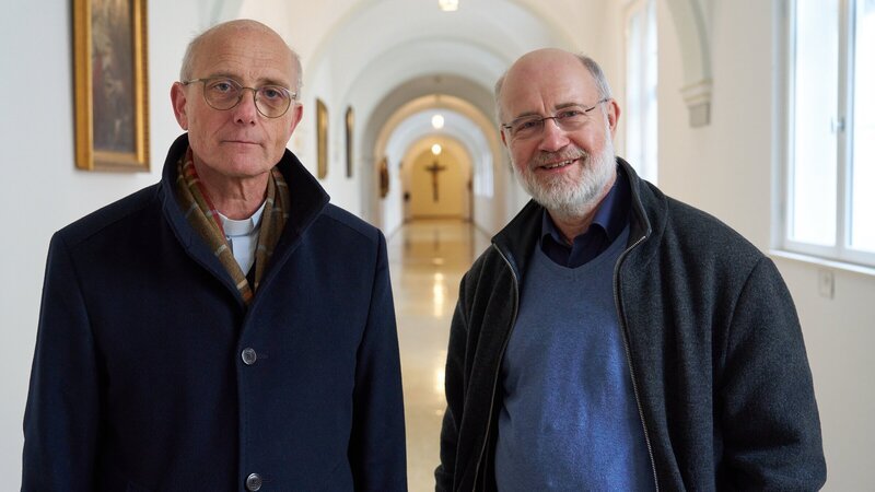 Thomas Schwartz (l.) und Harald Lesch (r.) diskutieren diesmal die Bedeutung des Betens. – Bild: ZDF und Thomas Bresinsky, Gruppe5