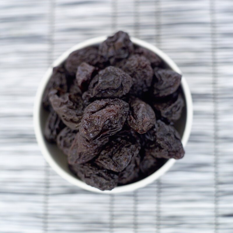 Pitted PrunesElevated view of a bowl of prunes – Bild: Discovery Communications, Inc.