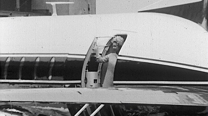 Ein unterhaltsamer Spaziergang durch das Berlin wie es einmal war. Von der Goldbroiler-Bar am Alex zum Aschinger am Zoo, vom Kulturpark Plänterwald zu den legendären Bühnen am Ku’damm. Prominente wie Jaecki Schwarz, Winfried Glatzeder, Ilja Richter und Julia Biedermann erinnern sich an das verschwundene Berlin. – Foto: Königin Elizabeth II. in Tempelhof, 1965. – Bild: rbb