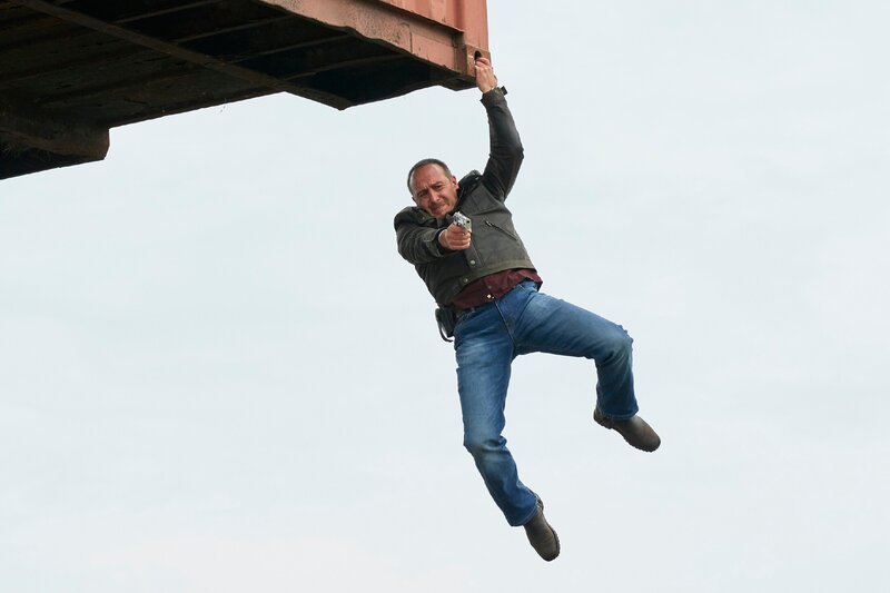 Semir (Erdogan Atalay) und Paul liefern sich eine Schießerei mit den skrupellosen Gangstern … – Bild: MG RTL D /​ Guido Engels