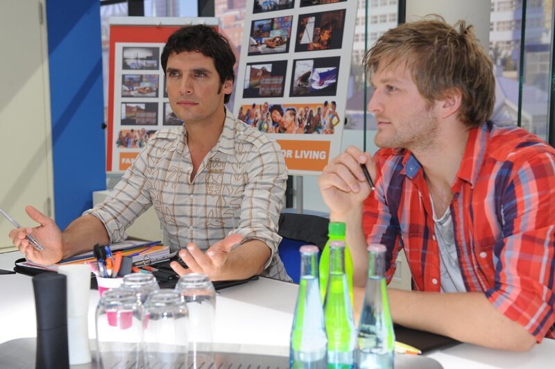 Alexander (Paul Grasshoff, l.) schwebt in großer Gefahr, doch davon ahnt er und auch Julian (Bo Hansen, r.) noch nichts … – Bild: SAT.1 /​ Claudius Pflug