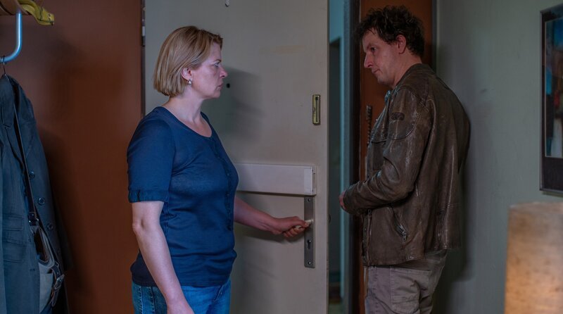 Kathi (Jördis Triebel, li.) zeigt ihrem Ex-Freund Heiko (Holger Bülow, re.) die Tür. – Bild: ARD Degeto Fim/​UFA Fiction GmbH/​Oliver Vaccaro