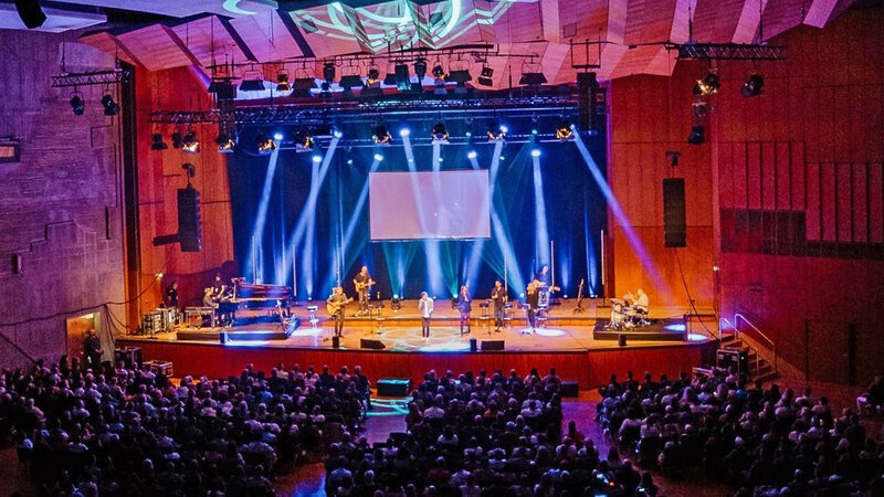 Buehne der Stuttgarter Liederhalle mit MusikerInnen des Jubilaeumskonzerts 30 Jahre Feiert Jesus – Bild: Julius Hannes Rexer Haenssler/Bibel TV Buehne der Stuttgarter Liederhalle mit MusikerInnen des Jubilaeumskonzerts 30 Jahre Feiert Jesus – Bild: Julius Hannes Rexer Haenssler/Bibel TV