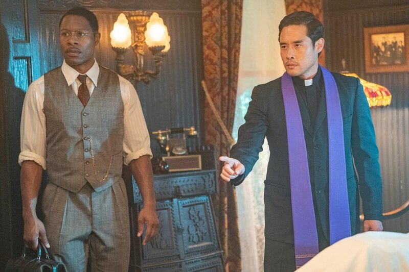 Dr. Felix (Chido Nwokocha, l.); Dr. Ben Song (Raymond Lee, r.) – Bild: Universal Television LLC. All Rights Reserved. /​ Ron Batzdorff