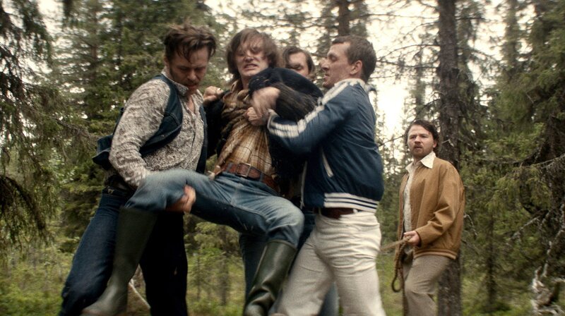 Johan Brandberg (Liam Gabrielsson Lövbrand, Mitte) wird von seinen Brüdern in den Brunnen geworfen. – Bild: ARD Degeto/​SVT 2021/​Repro