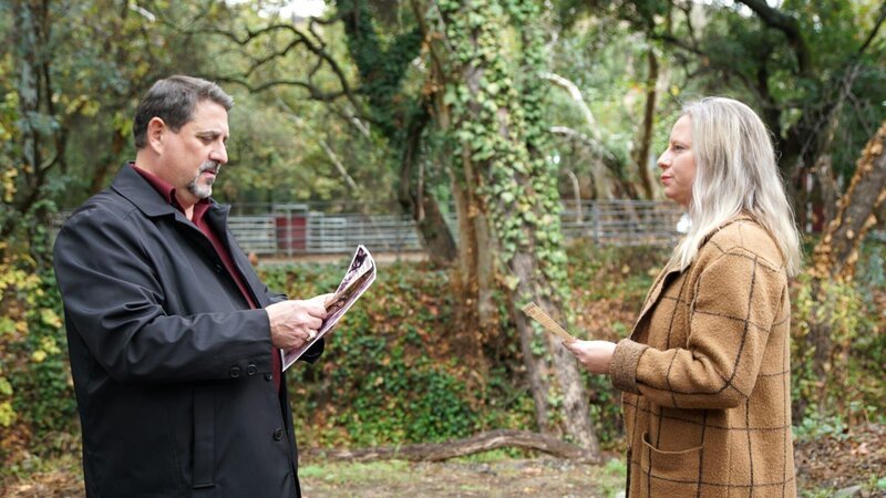 Steve DiSchiavi meets with local historian, Hadley Mears who shares the tragic story of Modjeska Canyon’s namesake as seen on Travel Channel’s The Dead Files. – Bild: Discovery, Inc.