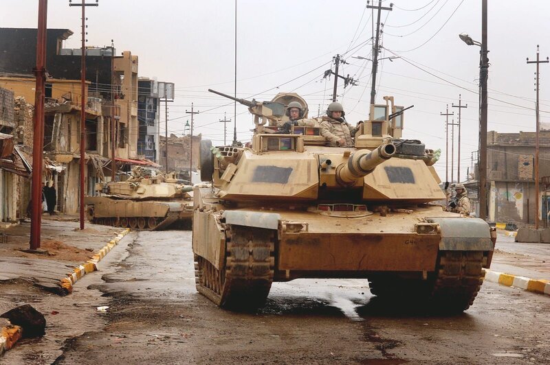 . . 060203-F-7823A-008   U.S. Army M1 Abrams tanks maneuver in the streets as they conduct a combat patrol in the city of Tall Afar, Iraq, on Feb. 3, 2005.  The tanks and their crews are attached to the 3rd Armored Cavalry Regiment.  DoD photo By Staff Sgt. Aaron Allmon, U.S. Air Force.  (Released) . – Bild: Staff Sgt. Aaron Allmon, U.S. Air Force