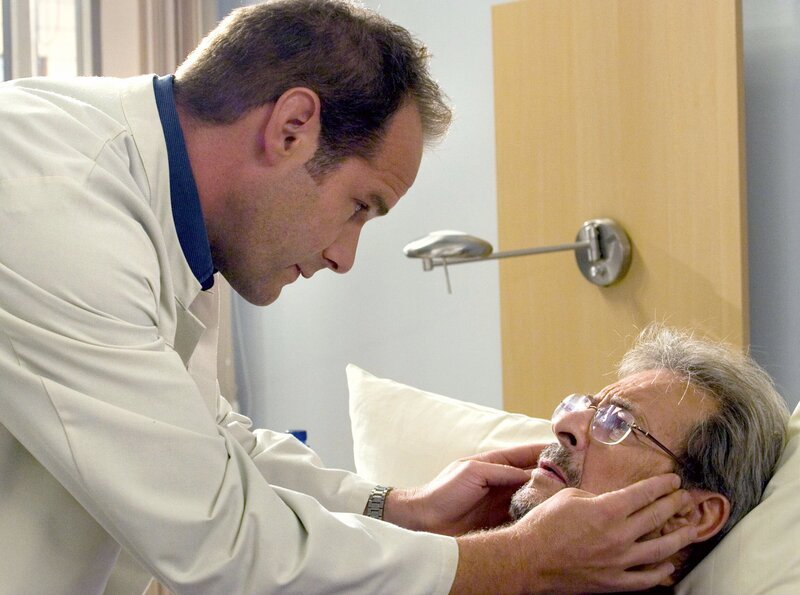 Peter Britz (Ezard Haußmann, re.) leidet an einer Arteriitis temporalis. Dr. Achim Kreutzer (Johannes Steck, li.) klärt Britz auf, dass er ohne Behandlung erblinden wird. Peter Britz will davon nichts hören. – Bild: MDR/​MDR/​Krajewski
