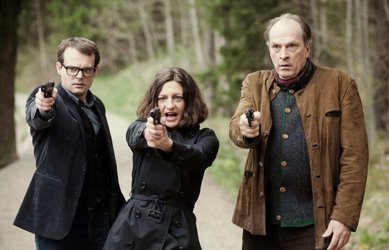 ARD SEEGRUND. EIN KLUFTINGERKRIMI, Deutschland 2013, Regie Rainer Kaufmann, am Donnerstag (28.11.13) um 20:15 Uhr und um 00:20 Uhr im Ersten. Kommissar Kluftinger (Herbert Knaup, rechts) verhaftet mit seiner Kollegin Marx (Catrin Striebeck) und seinem Kollegen Richard Maier (Johannes Allmayer) die Verschwörer vom Altasee. – Bild: „ARD Degeto/​BR/​Hagen Keller“ (S 2)