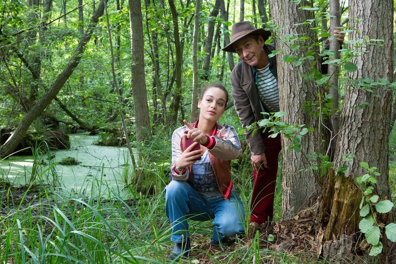 Im Moor soll es spuken? Leyla (Gülseren Erkut, l.) und Fritz (Guido Hammesfahr, r.) finden heraus, ob das stimmt. – Bild: ZDF/​Zia Ziarno