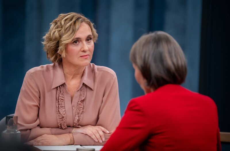 Caren Miosga und Claudia Major (r.) – Bild: NDR/​Thomas Ernst