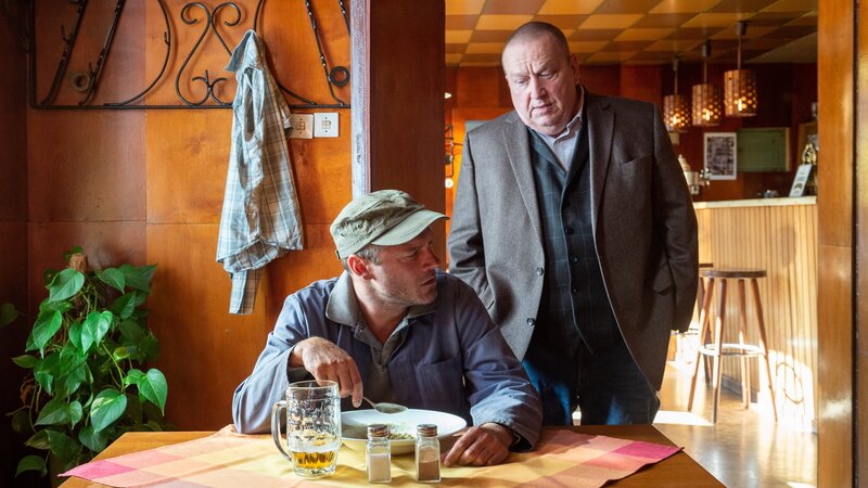Der Bruder des Toten Lukas Hentsch (Jörg Malchow, l.) sitzt in der Kneipe, als Revierchef Reuter (Udo Kroschwald, r.) ihn aufsucht. Was verheimlicht er den Kommissaren? War doch nicht alles so rosig zwischen den beiden Brüdern? – Bild: ZDF und Meyerbroeker