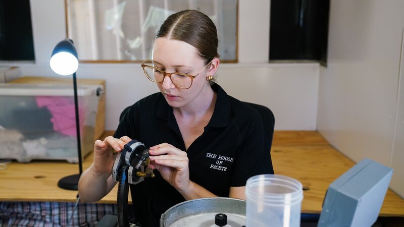 Bri schneidet einen Saphir. – Bild: WildBear Entertainment Pty Ltd /​ WildThringMedia /​ ©WildBear Entertainment Pty Ltd