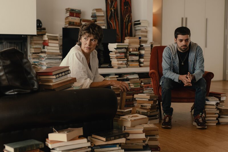 Maite (Mónica López, l.); Tacho (Darío Loureiro, r.) – Bild: Movistar Plus+TELEFÓNICA AUDIOVISUAL DIGITAL, S.L.U. /​ Jaime Olmedo