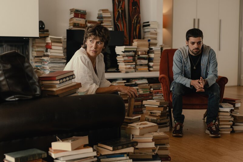 Maite (Mónica López, l.); Tacho (Darío Loureiro, r.) – Bild: Movistar Plus+TELEFÓNICA AUDIOVISUAL DIGITAL, S.L.U. /​ Jaime Olmedo