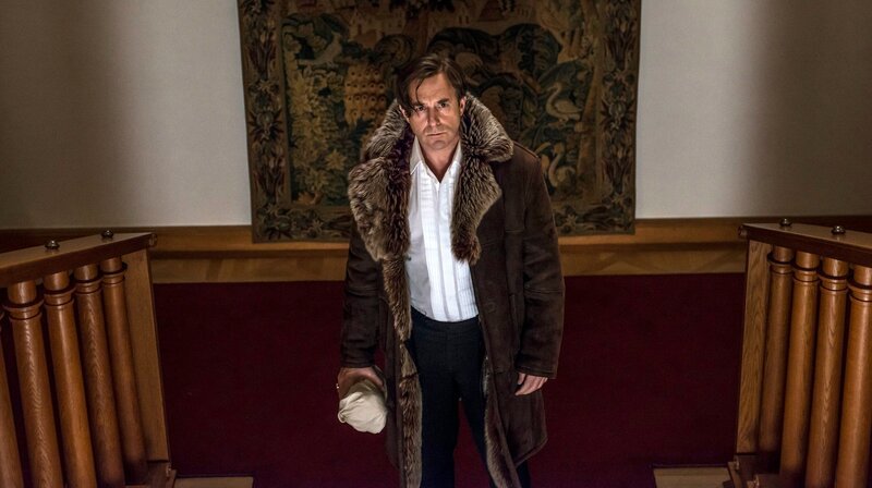 Johann Friedrich von Allmen (Heino Ferch) ist ein Dandy vergangener Tage, eleganter Lebemann und feingeistiger Privatier, der das Leben als Glücksspiel betrachtet. Der stilsichere Liebhaber der schönen Dinge versteht es, sein Gegenüber mit Worten um den Finger zu wickeln. Der Umgang mit Geld bereitet dem Gentleman allerdings Probleme. – Bild: ARD Degeto/​Hardy Brackmann