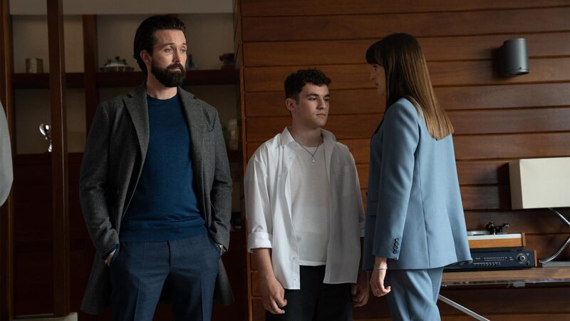 L-R: Jimmy Kinsella (Emmett J Scanlan), Anthony Kinsella (Mark Mckenna Jr.), Amanda Kinsella (Clare Dunne) – Bild: KIN SERIES HOLDING UK LTD AND HEADLINE PICTURES (KIN) LIMITED
