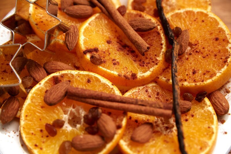 Orangenscheiben mit Zimt und Mandeln. – Bild: ORF 1