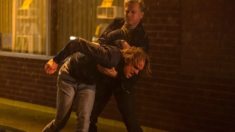 Caleb Hale (Dirk Borchardt) schnappt sich den Psychopaten Denis Shove (Daniel Sträßer). – Bild: ARD Degeto/​UFA Fiction/​Gary Moyes